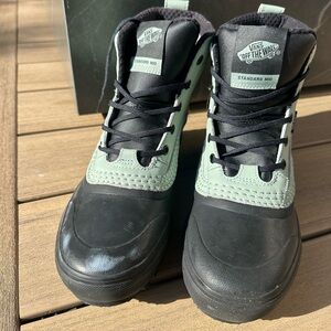 Vans MTE standard mid waterproof boot. Mens 9 / women’s 10.5. Brand new sample